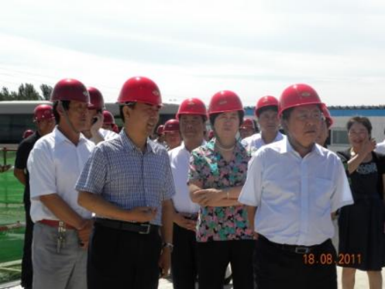 房山區區長祁紅、區政協主席唐淑榮來我集團工地視察