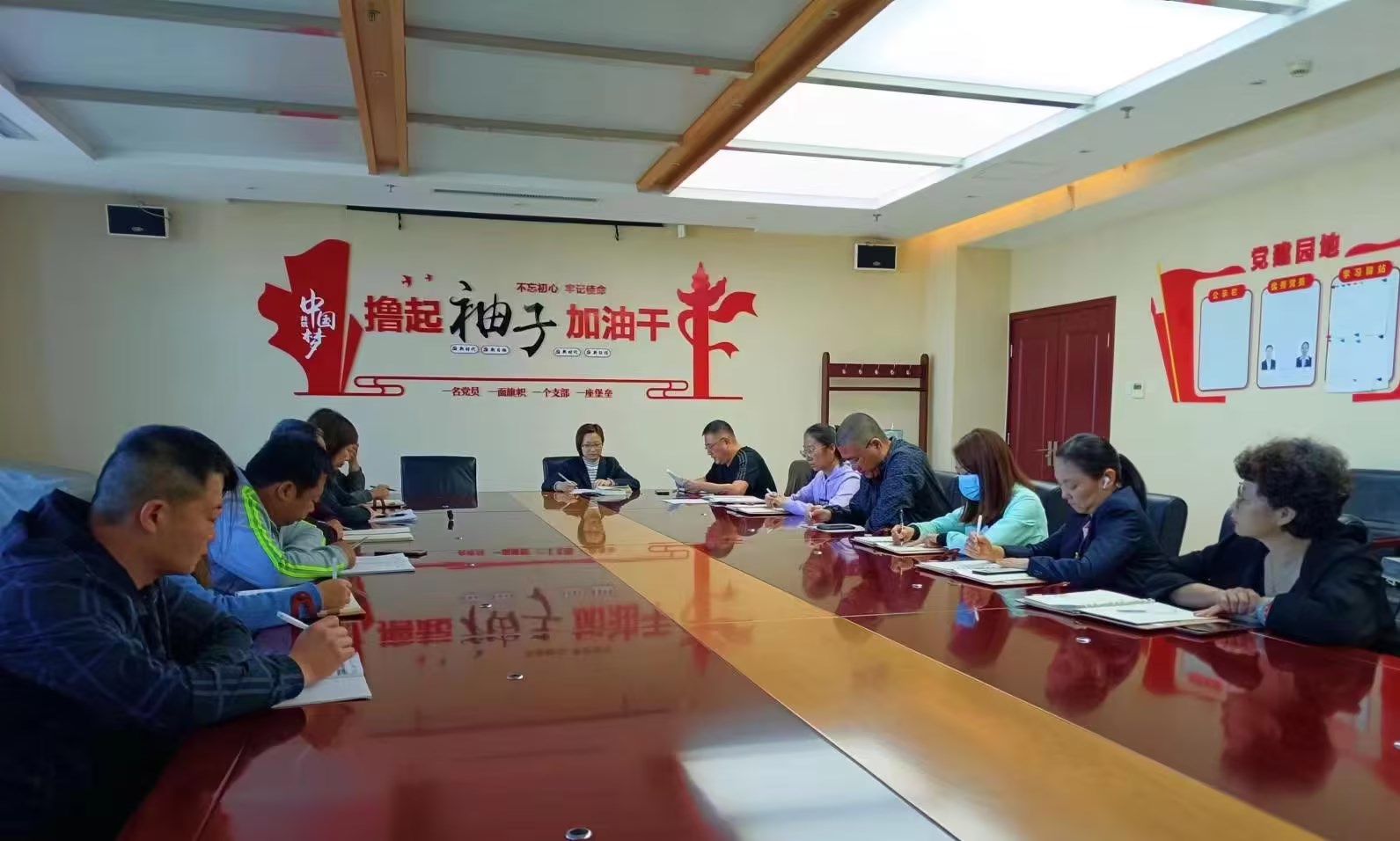 機關支部開展《習近平新時代中國特色社會主義思想專題摘編》“集體學”活動